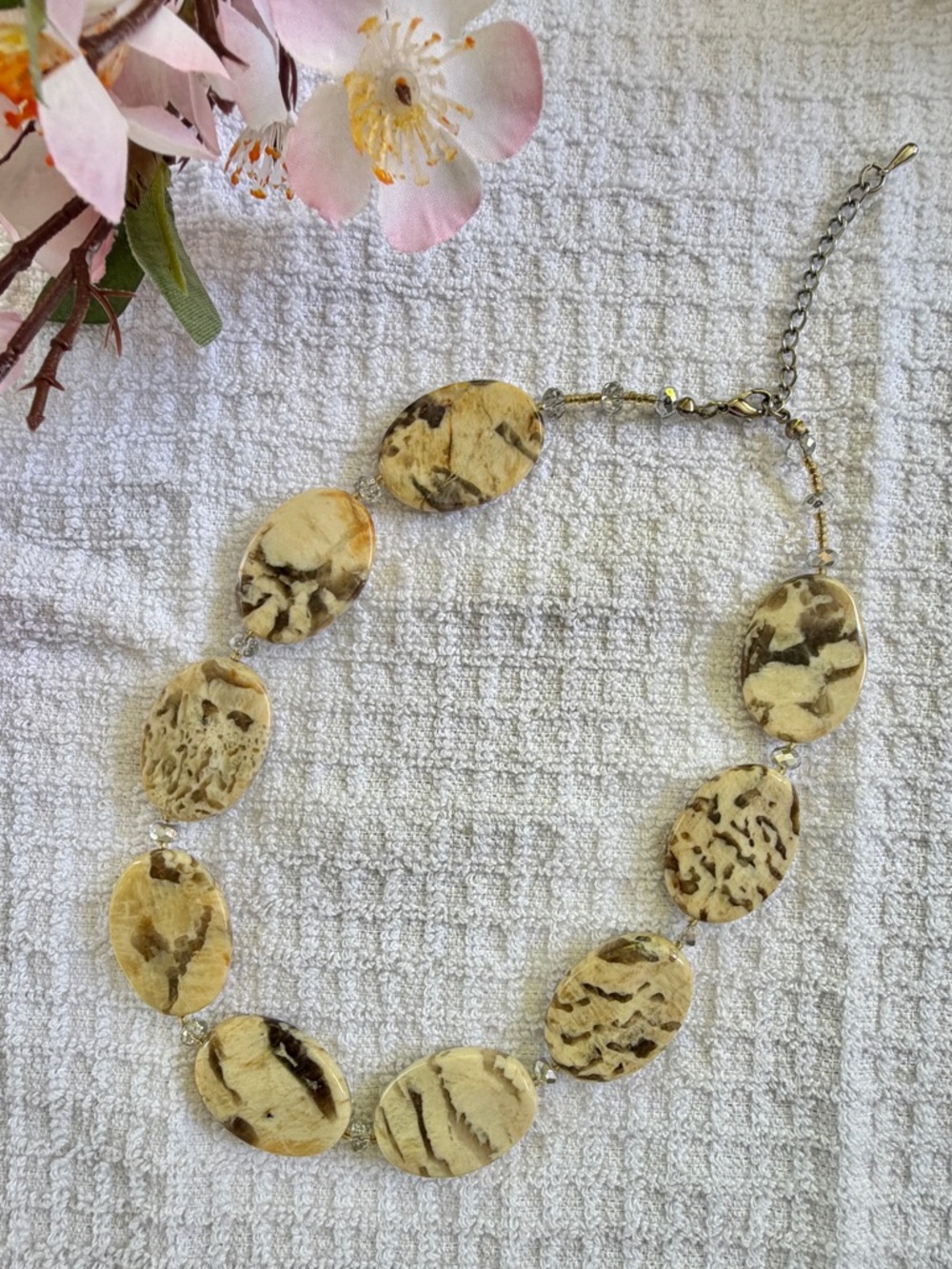🐼 Lia Sophia Neutral Beige Patterned Oval Bead Necklace #0133